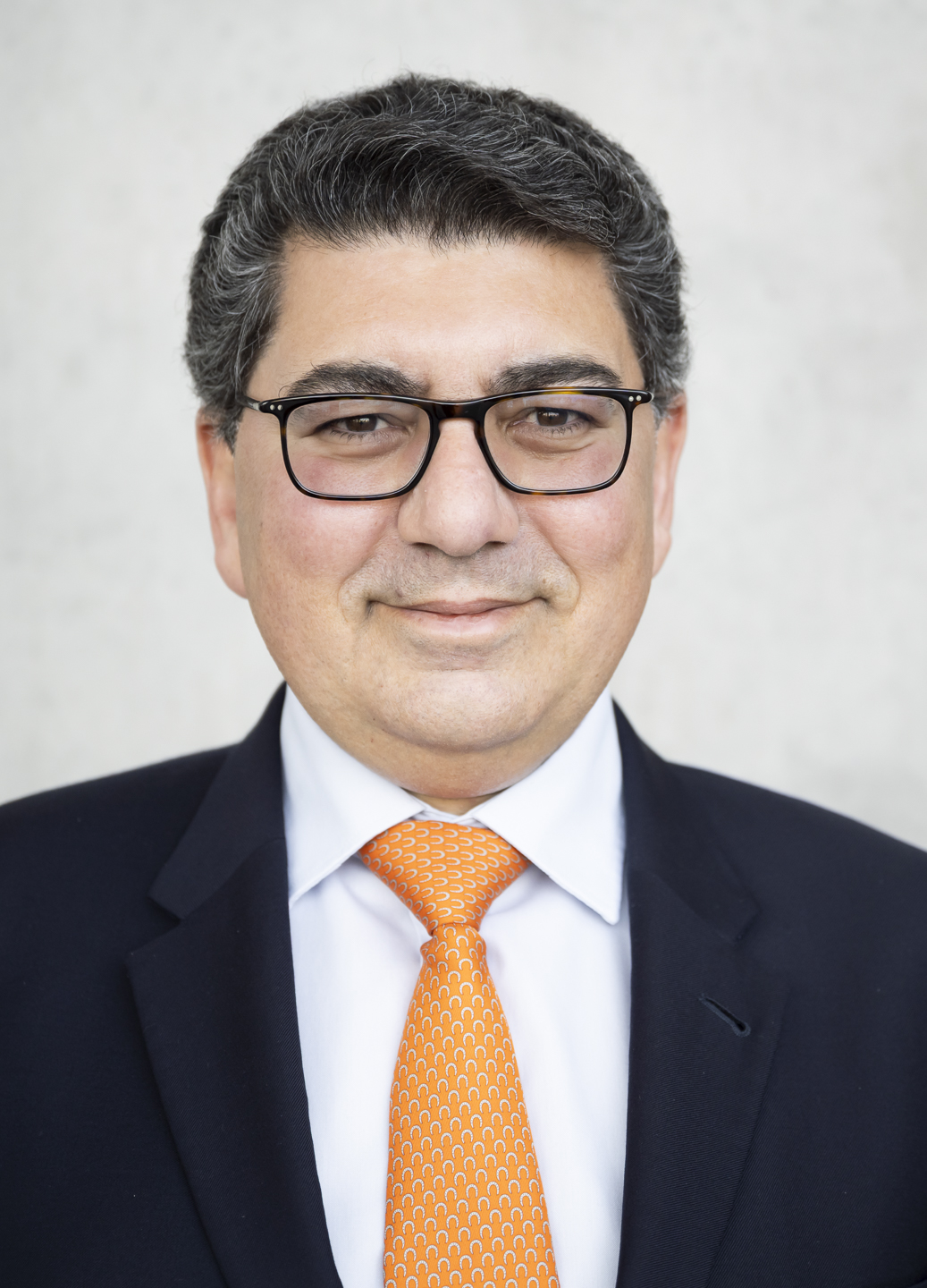 A person in a suit and tie
AI-generated content may be incorrect.